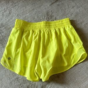 LULULEMON NEON HIGH RISE HOTTY HOT SHORTS SIZE 6 NEVER WORN 💛💛
